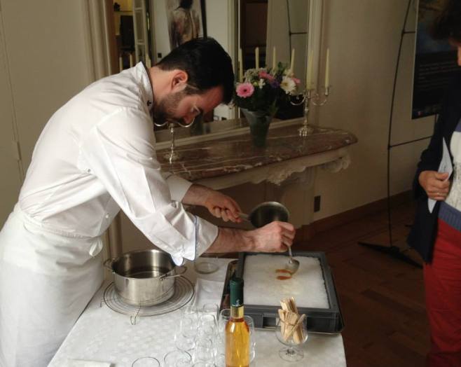 Le chef de la Délégation générale du Québec à Bruxelles, Samuel Aubry-Gagnon, a régalé nos visiteurs avec de la tire d'érable – à Région de Bruxelles-Capitale.